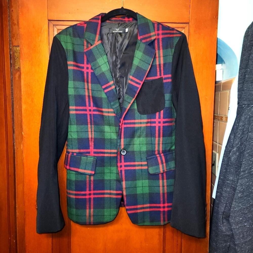 Sharp sports jacket in plaid and black.